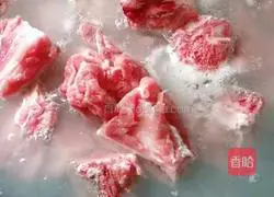 Illustration of how to make pork ribs and radish soup 1