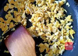 Illustration of how to make leek, shrimp skin and egg dumplings 4