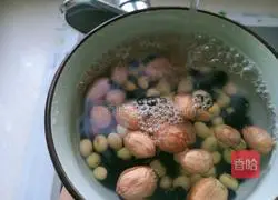 Illustration of making black bean and peanut thick soy milk 2