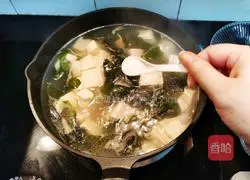 Illustration of how to make wakame, clam and tofu soup 7