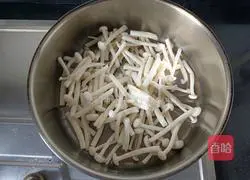 Illustration of how to make mushroom, hibiscus and egg soup 5