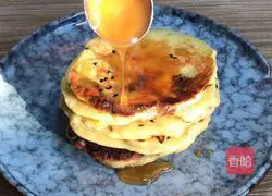Illustration of how to make banana egg pancake 10