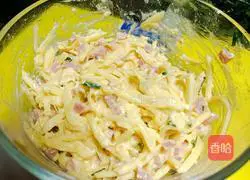 Illustration of how to make shredded potato egg pancake 4