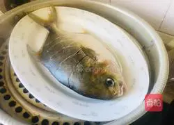 Illustration of how to make steamed golden pomfret 2