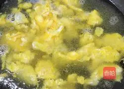 Illustration of how to make egg soup with lettuce leaves 4