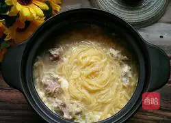 Illustration of how to make pork ribs and vegetable noodles 10