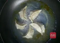 Illustration of how to make ice flower fried dumplings 6