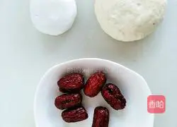 Illustration of making jujube-flavored glutinous rice buns 1