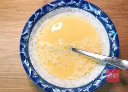 Illustration of how to make peach blossom egg custard 5