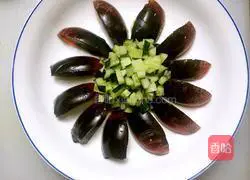 Illustration of how to make cucumber mixed with preserved eggs 3