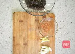 Illustration of how to make sea cucumber and wolfberry pimple soup 1