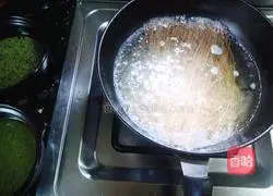 Illustration of how to make stomach-warming chicken noodle soup 4