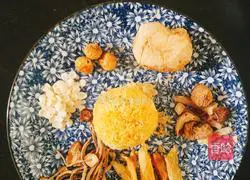 Illustration of how to make fish maw, matsutake, monkey mushroom, white fungus, double apricot and old hen soup 1