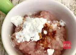 Illustration of how to make spinach noodles with tomato meat sauce 2