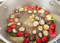 Illustration of how to make mushroom and chicken soup 9