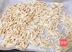 Illustration of how to make scissor noodles with tomatoes poured with oil 8