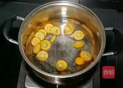 Illustration of how to make kumquat, red dates and white fungus soup (baby food supplement) 5