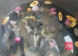 Illustration of how to make black chicken soup 4