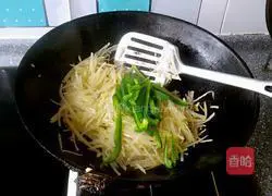 Illustration of how to make spicy pepper and potato shreds 5