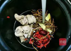 Illustration of how to make tea tree mushroom and red date soup 3