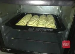 Illustration of how to make caterpillar bread 16