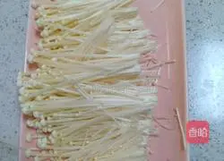 Illustration of how to make tomato enoki mushroom soup 2