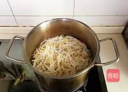 Illustration of how to make cold mung bean sprouts 2