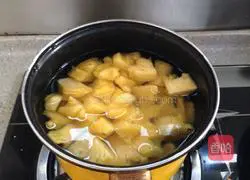 Illustration of how to make pineapple in sugar water 3