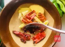 Illustration of how to stir-fry cured duck with green pepper and garlic sprouts 2