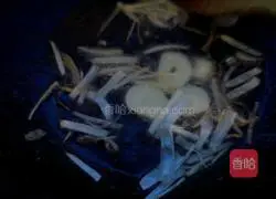 Illustration of how to make spinach with egg skin 4