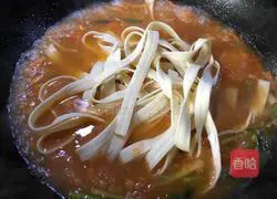 Illustration of how to make shredded pork noodles with tomatoes and garlic moss 12