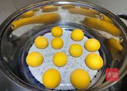 Illustration of how to make pumpkin steamed buns 14