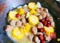 Illustration of how to make yam, corn and beef ball soup 4