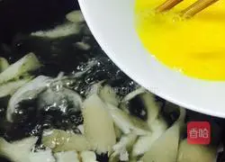Illustration of how to make mushroom and egg soup 6
