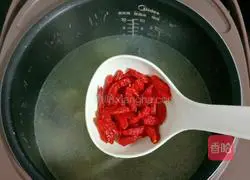 Illustration of how to make peanut, red dates and chicken feet soup 11