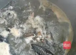 Illustration of how to make black chicken soup 2