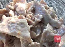 Illustration of how to stir-fry lean meat with snow peas 11