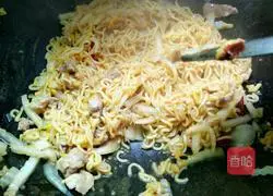 Illustration of how to make stir-fried cabbage and cheese ramen 13