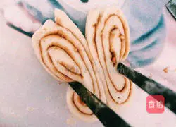 Illustration of how to make butterfly steamed buns 6