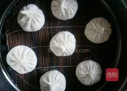 Illustration of how to make steamed buns with special meat and chives 13