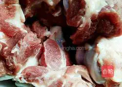 Illustration of how to make carrot and lotus root slices bone soup 1