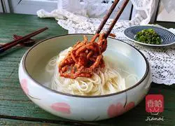 Illustration of how to make toon shredded pork noodles 10