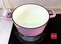 Illustration of how to make wolfberry and white fungus soup 3