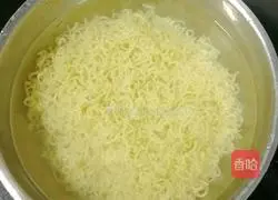 Illustration of how to make ham and egg fried cheese noodles 13