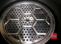 Illustration of how to stew bird's nest with wolfberry milk 9