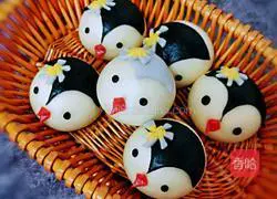 Illustration of how to make little penguin steamed buns 14