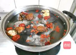 Illustration of how to make mushroom and black chicken soup 3