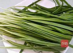 Illustration of how to make stir-fried dried beans with leeks 1