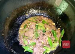 Illustration of how to make fried beef with green pepper 8