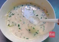 Illustration of how to make ham, sausage, egg and scallion pancakes 8